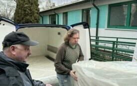 Pracownicy gospodarczy w trakcie dostawy dar&oacute;w