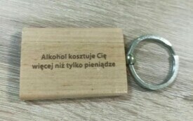 Brelok do kluczy z napisem: alkohol kosztuje cię więcej niż tylko pieniądze