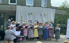 Uczestnicy Klubu Senior+ w trakcie występu artystycznego na pikniku przed siedzibą Centrum Usług Społecznych w Sochaczewie