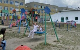 Dzieci bawiące się na placu zabaw