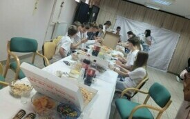 Wolontariusz w przy wsp&oacute;lnym stole w trakcie spotkania w siedzibie Centrum Usług Społecznych w Sochaczewie