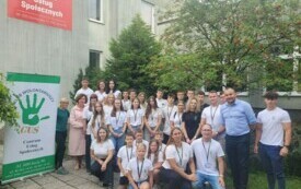 Wsp&oacute;lne zdjęcie Wolontariuszy wraz z Burmistrzem Miasta Sochaczew uczestniczących w spotkaniu przed siedzibą Centrum