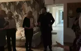 Burmistrz Miasta Pan Daniel Janiak wraz z uczestnikami Klubu Senior+ w trakcie imprezie andrzejkowej