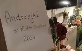 Tablica z napisem - Andrzejki w Klubie Senior+ 2024 w sali Klubu w trakcie imprezy andrzejkowej