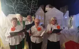 Uczestnicy Klubu Senior+ podczas śpiewu kolęd w ŚDS