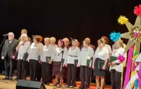Uczestnicy Dziennego Domu Pomocy Społecznej w Sochaczewie w trakcie występu artystycznego na scenie w SCK