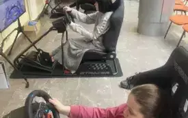Dzieci ze Świetlicy podczas zabawy w gry komputerowe