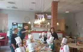 Burmistrz Miasta oraz Dyrektor CUS Sochaczew wraz z dziećmi ze Świetlicy w pizzerii