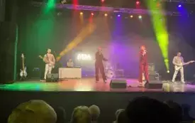 Artyści w trakcie występu na scenie w Sochaczewskim Centrum Kultury