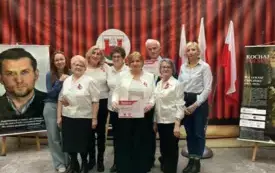 Uczestnicy Klubu Senior+ przy wsp&oacute;lnym zdjęciu w Kramnicach Miejskich
