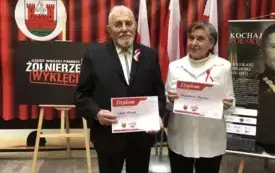 Seniorzy z Dziennego Domu Pomocy Społecznej w Sochaczewie Pani Bogusława i Pan Adam wraz z dyplomami 