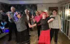 Seniorzy z Klubu Senior+ podczas imprezy ostatkowej