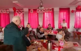 Uczestnicy Dziennego Domu w trakcie imprezy z okazji Święta Pań i Pan&oacute;w
