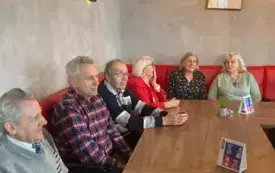 Uczestnicy Klubu Senior+ w pizzerii