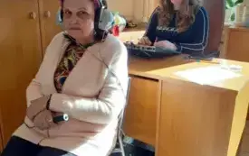 Senior z Dziennego Domu Pomocy Społecznej w Sochaczewie w trakcie badania słuchu