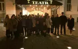 Seniorzy z Klubu Senior+ przed Teatrem Kamienica w Warszawie