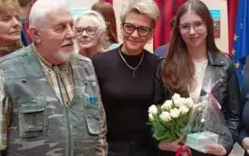 Uczestnicy DDPS wraz z artystką na wystawie malarskiej w Kramnicach Miejskich