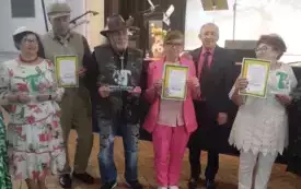 Uczestnicy Dziennego Domu Pomocy Społecznej z dyplomami