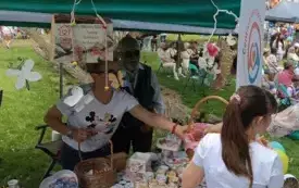 Przedstawiciele Dziennego Domu Pomocy Społecznej w parku w trakcie Miejskiego Dnia Dziecka