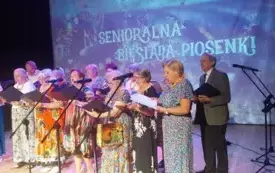 Uczestnicy Klubu Senior+ na scenie podczas występu artystycznego