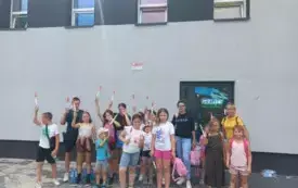 Dzieci ze świetlicy przed Parkiem Trampolin