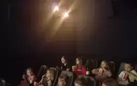 Dzieci ze świetlicy w sali Kina Odeon
