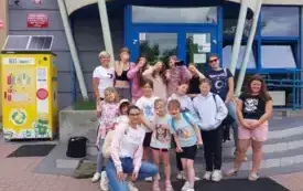 Dzieci ze Świetlicy przed basenem Orka