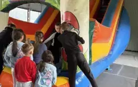 Dzieci ze świetlicy na dmuchanej zjeżdżalni