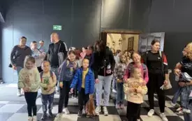 Dzieci ze świetlicy wraz z rodzicami w Parku Rozrywki