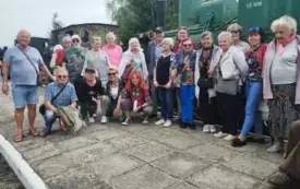 Seniorzy z DDPS na obok zabytkowych wagon&oacute;w