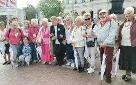 Seniorzy uczestniczący w festiwalu