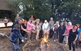 Uczestnicy Dziennego Domu wsp&oacute;lnie przy ognisku