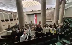 Uczestnicy wyjazdu w sali obrad Sejmu