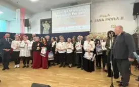 Uczestnicy Klubu Senior+ na scenie