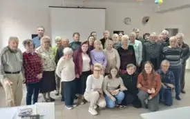 Uczestnicy Dziennego Domu wraz ze specjalistami