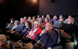 Seniorzy w sali kina Odeon