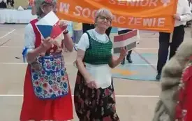 Uczestnicy Klubu Senior+ z banerem "Klub Senior+ w Sochaczewie" w hali MOSiR 