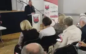 Burmistrz Miasta w trakcie wystąpienia do uczestnik&oacute;w Tygodnia Seniora