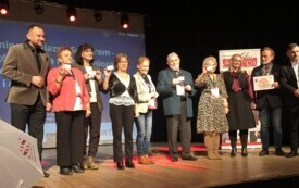 Burmistrz Miasta oraz osoby odbierające Kartę Seniora 