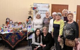 Uczestnicy Klubu Senior+ prezentujący rękodzieło