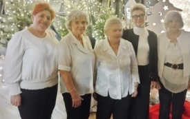 Seniorzy z DDPS biorący udział w kolędowaniu