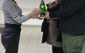Harcerze przekazujący światełko pokoju