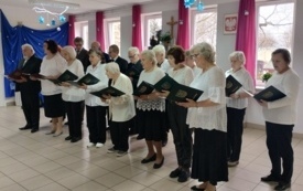 Uczestnicy DDPS śpiewający kolędy