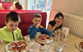 Dzieci ze świetlicy w pizzerii
