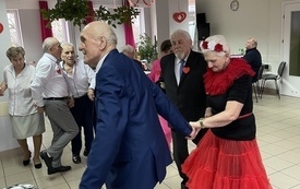 Uczestnicy Dziennego Domu podczas zabawy walentynkowej