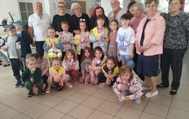 Seniorzy wraz z dziećmi z Niepublicznego Przedszkola "PROMYK"