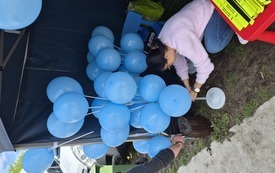 Przedstawicielka MKRPA przy namiocie