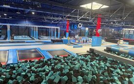 Dzieci w w centrum Airo Park Trampolin