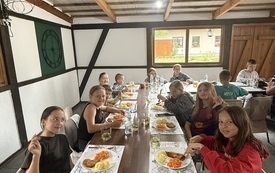 Dzieci w trakcie poczęstunku