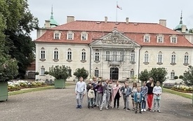 Dzieci przed Pałacem w Nieborowie